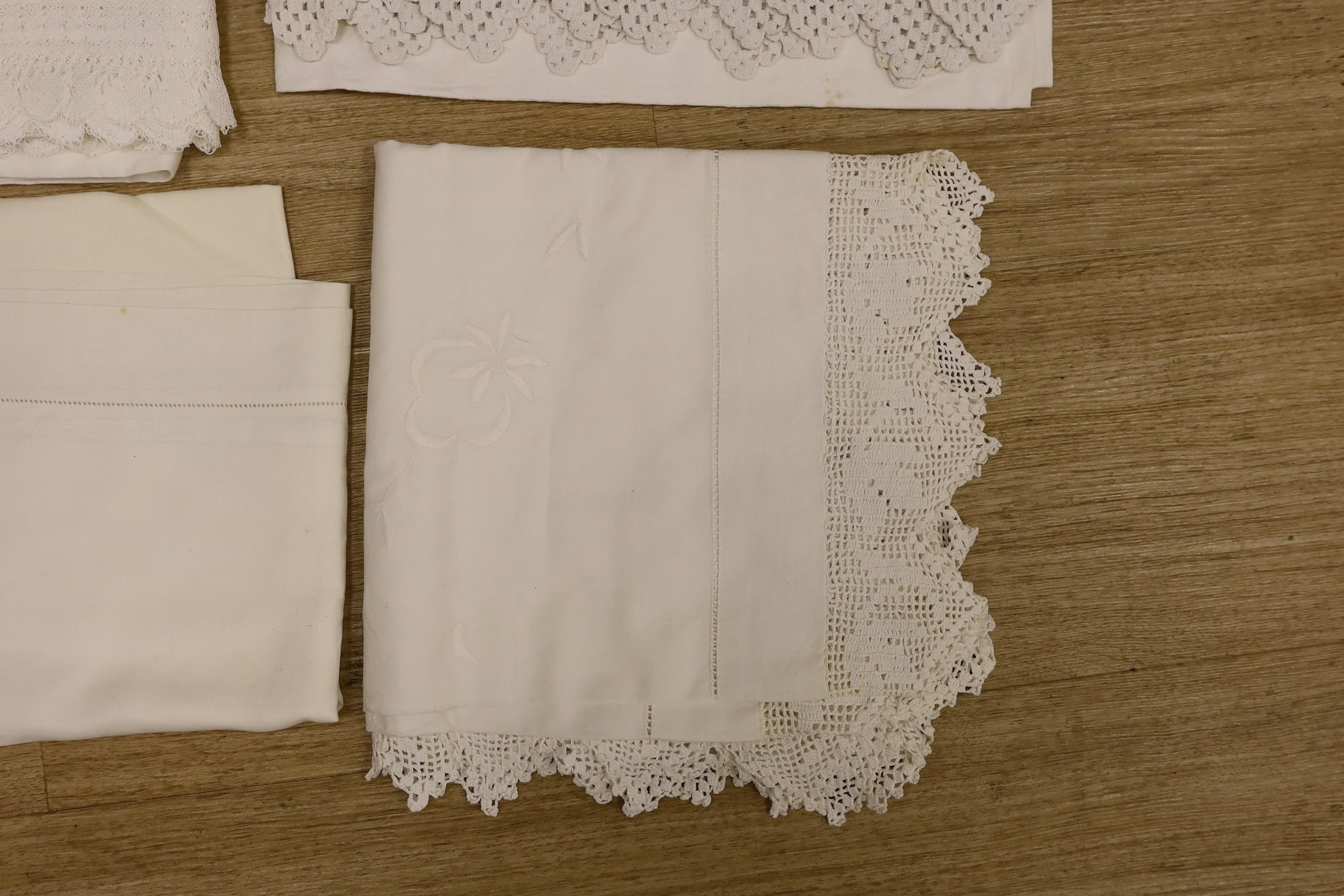 A quantity of lace trimmed and embroidered fabrics including tray cloths and pillow cases